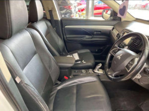 2015 Mitsubishi Outlander 2.0h 12kwh Gx4h CVT 4WD Euro 5 (s/s) 5dr in White — image 4