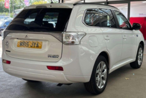 2015 Mitsubishi Outlander 2.0h 12kwh Gx4h CVT 4WD Euro 5 (s/s) 5dr in White — image 5