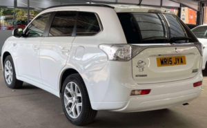 2015 Mitsubishi Outlander 2.0h 12kwh Gx4h CVT 4WD Euro 5 (s/s) 5dr in White — image 6