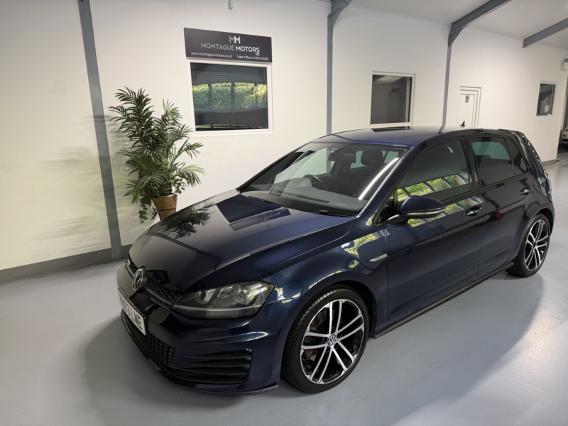 2013 Volkswagen Golf 2.0 Tdi Bluemotion Tech Gtd in Blue — image 1