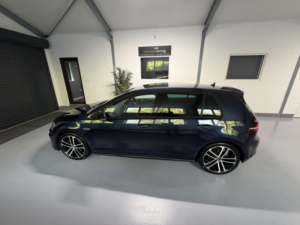2013 Volkswagen Golf 2.0 Tdi Bluemotion Tech Gtd in Blue — image 2