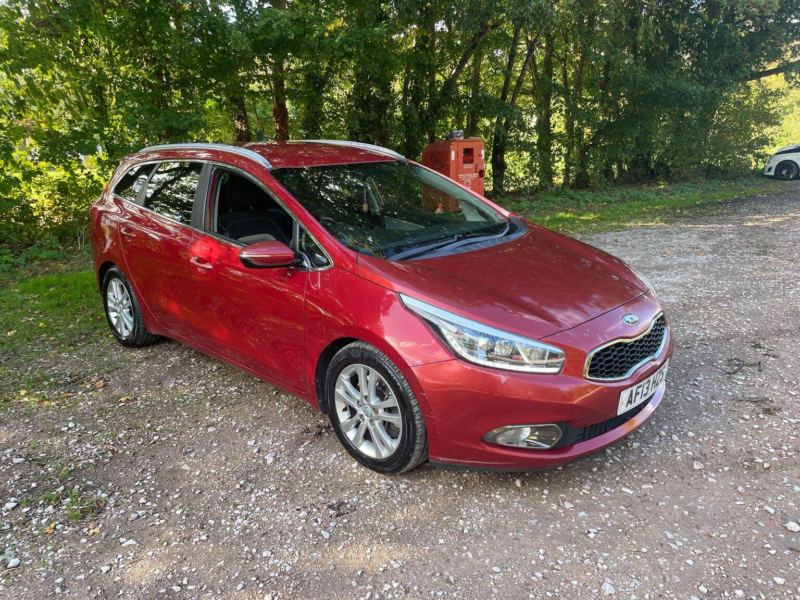2013 Kia Ceed 1.6 Crdi Ecodynamics 3 Sportswagon Euro 5 (s/s) 5dr in Red — image 1