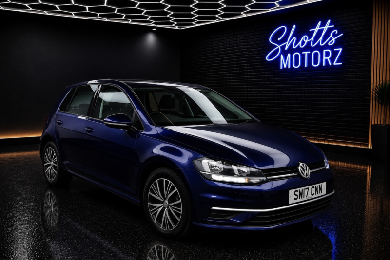 2017 Volkswagen Golf 1.6 Tdi Bluemotion Tech Se in Blue — image 1