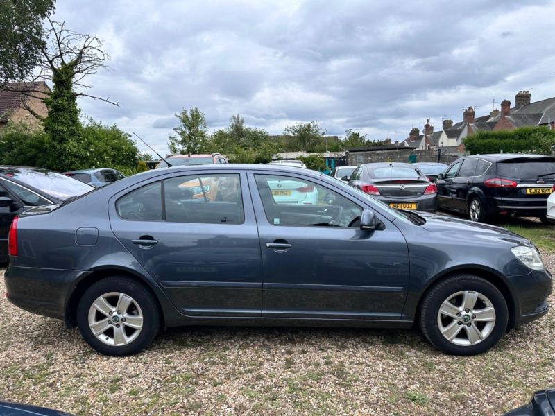 2009 Skoda Octavia 1.9 Tdi Se in Grey — image 1