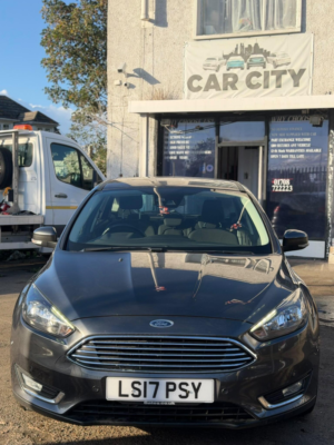2017 Ford Focus 1.5t Ecoboost Titanium Auto Euro 6 (s/s) 5dr in Grey — image 2