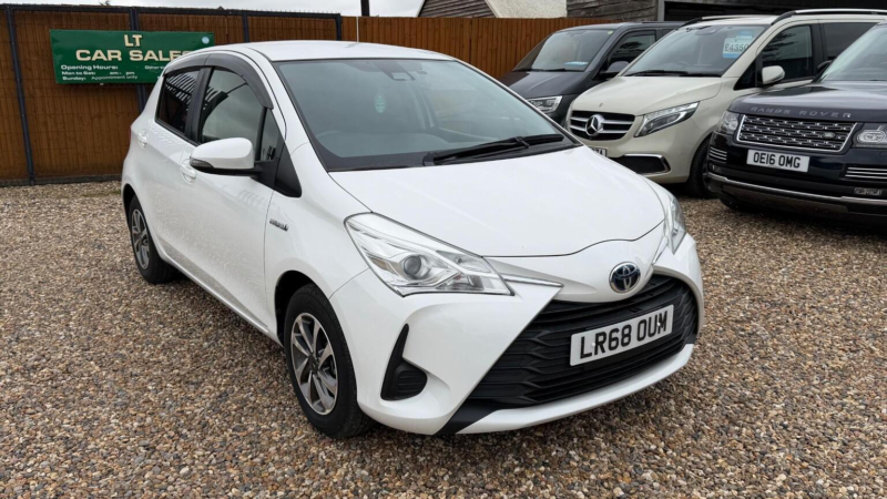 2018 Toyota Vitz in White — image 1