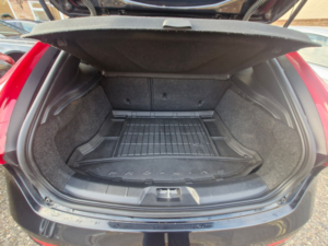 2018 Volvo V40 1.5 T3 Gpf R-Design Nav Plus Hatchback 5dr Petrol Auto Euro 6 (s/s) (152 Ps) in Black — image 5
