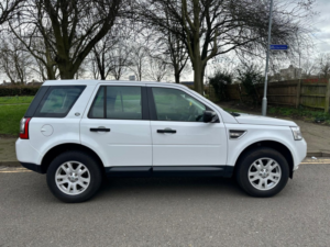 2011 Land Rover Freelander 2 2.2 Td4 S in White — image 2