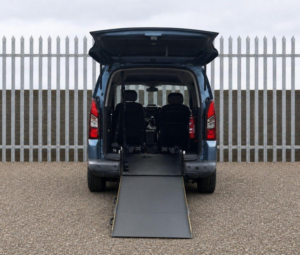 2014 Citroen Berlingo 1.6 Hdi Xtr Multispace MPV Euro 5 5dr in Blue — image 3