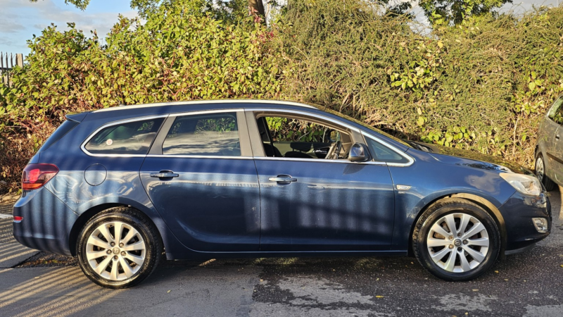 2011 Vauxhall Astra 2.0 Cdti Se in Blue — image 1