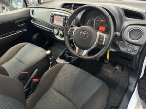 2012 Toyota Yaris 1.33 Dual Vvt-I Tr Euro 5 3dr in White — image 4