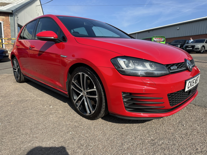 2015 Volkswagen Golf 2.0 Tdi Bluemotion Tech Gtd in Red — image 1