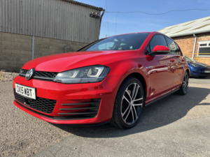 2015 Volkswagen Golf 2.0 Tdi Bluemotion Tech Gtd in Red — image 2