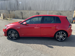 2015 Volkswagen Golf 2.0 Tdi Bluemotion Tech Gtd in Red — image 4