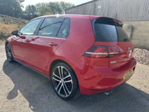 2015 Volkswagen Golf 2.0 Tdi Bluemotion Tech Gtd in Red — image 5