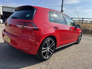 2015 Volkswagen Golf 2.0 Tdi Bluemotion Tech Gtd in Red — image 6