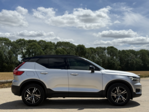 2018 Volvo Xc40 2.0 R-Design D3 in Silver — image 3