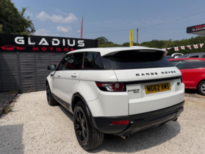 2012 Land Rover Range Rover Evoque 2.2 Sd4 Pure Auto 4WD Euro 5 5dr in White — image 4