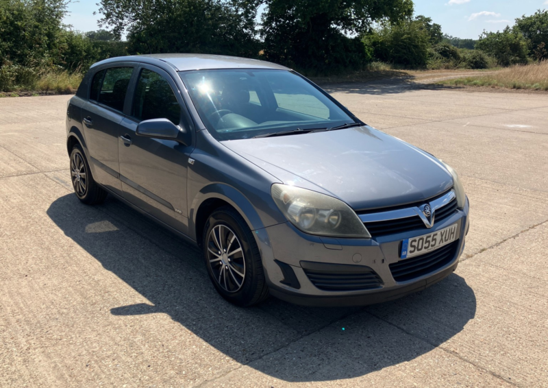 2006 Vauxhall Astra 1.8 I 16v Life Automatic in Grey — image 1