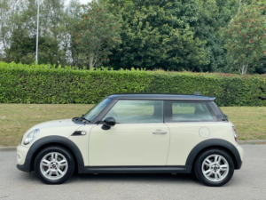 2013 MINI Hatch 1.6 Cooper Euro 5 (s/s) 3dr in White — image 4