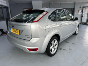 2010 Ford Focus 1.6 Tdci Dpf Zetec 5dr in Silver — image 5