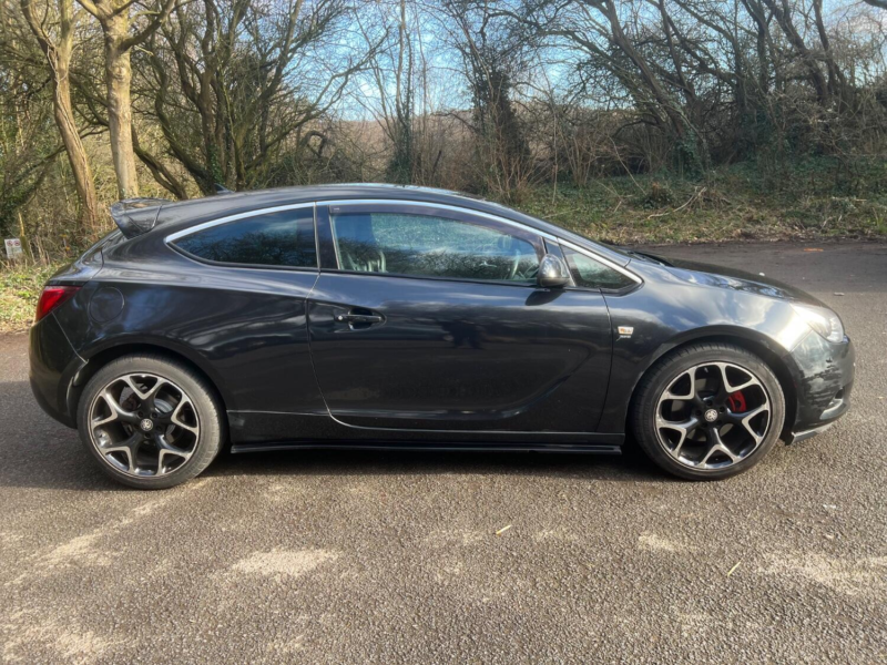 2015 Vauxhall Astra Gtc 1.6 Cdti Ecoflex Sri in Black — image 1