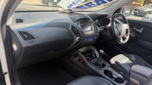 2014 Hyundai Ix35 2.0 Crdi Premium Diesel 4WD 5dr Satnav+leather+cruise in White — image 5