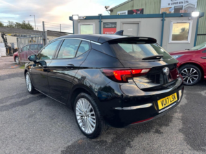 2017 Vauxhall Astra 1.6 Cdti Blueinjection Elite Nav Euro 6 (s/s) 5dr in Black — image 4