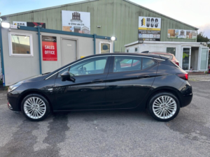 2017 Vauxhall Astra 1.6 Cdti Blueinjection Elite Nav Euro 6 (s/s) 5dr in Black — image 5
