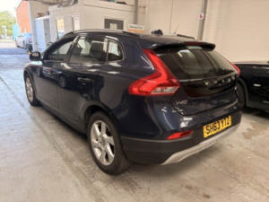 2014 Volvo V40 Cross Country 1.6 D2 Lux in Blue — image 3