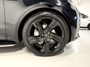 2021 Land Rover Discovery 3.0 D300 Mhev R-Dynamic Hse in Black — image 4