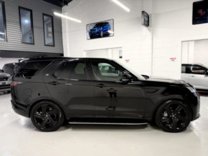 2021 Land Rover Discovery 3.0 D300 Mhev R-Dynamic Hse in Black — image 6