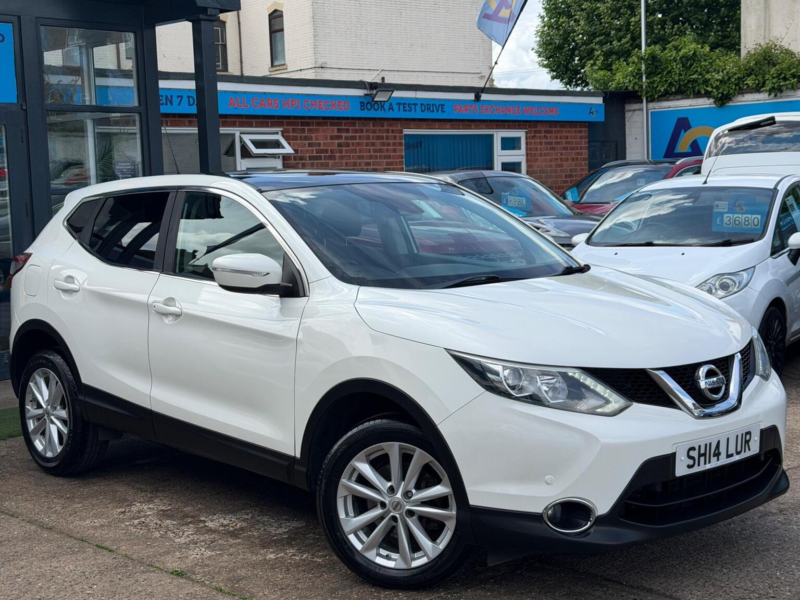 2014 Nissan Qashqai 1.5 Dci Acenta Premium 2WD Euro 5 (s/s) 5dr in White — image 1