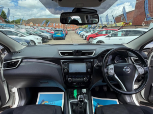 2014 Nissan Qashqai 1.5 Dci Acenta Premium 2WD Euro 5 (s/s) 5dr in White — image 2