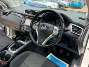 2014 Nissan Qashqai 1.5 Dci Acenta Premium 2WD Euro 5 (s/s) 5dr in White — image 3