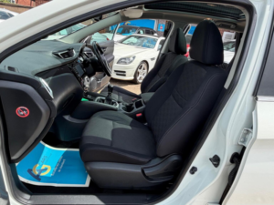 2014 Nissan Qashqai 1.5 Dci Acenta Premium 2WD Euro 5 (s/s) 5dr in White — image 4