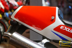 2014 Yamaha Fzr750r *ow-01 - Stunning Example* in Red — image 4