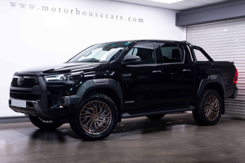 2025 Toyota Hilux 2.8 D-4d-H Invincible X Auto 4WD Euro 6 4dr in Black — image 1