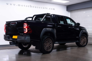 2025 Toyota Hilux 2.8 D-4d-H Invincible X Auto 4WD Euro 6 4dr in Black — image 2