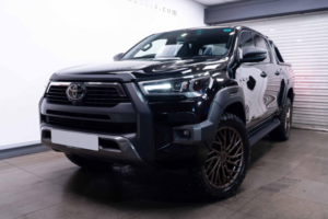 2025 Toyota Hilux 2.8 D-4d-H Invincible X Auto 4WD Euro 6 4dr in Black — image 3