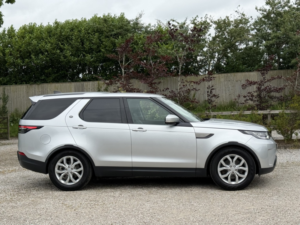 2018 Land Rover Discovery SUV (2016 - 2021) in Silver — image 2