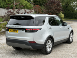 2018 Land Rover Discovery SUV (2016 - 2021) in Silver — image 3