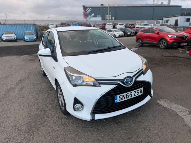 2015 Toyota Yaris 1.5 Vvt-H Icon E-CVT Euro 6 5dr in White — image 1