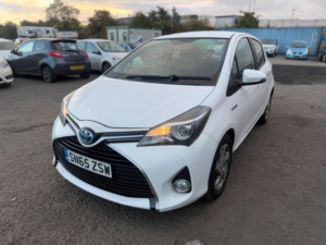 2015 Toyota Yaris 1.5 Vvt-H Icon E-CVT Euro 6 5dr in White — image 3