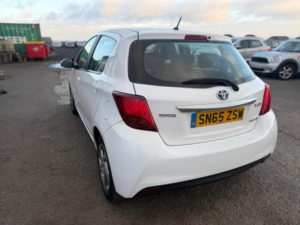 2015 Toyota Yaris 1.5 Vvt-H Icon E-CVT Euro 6 5dr in White — image 4