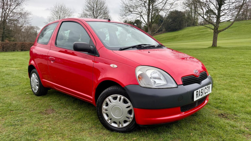 2001 Toyota Yaris 1.0 Vvt-I 16v Gs 3dr in Red — image 1
