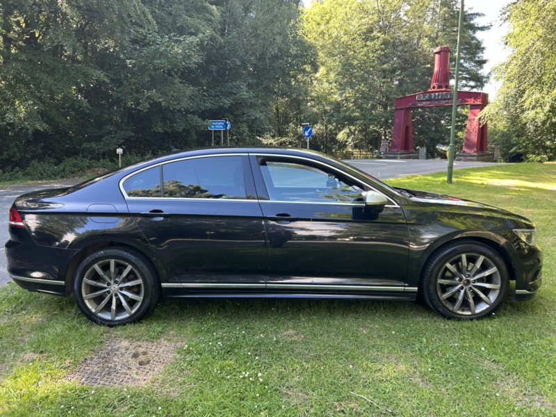 2015 Volkswagen Passat 2.0 Tdi Bluemotion Tech R-Line in Black — image 1