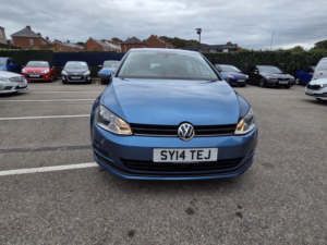 2014 Volkswagen Golf 1.6 Tdi Bluemotion Tech Se in Blue — image 2