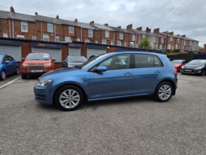 2014 Volkswagen Golf 1.6 Tdi Bluemotion Tech Se in Blue — image 4