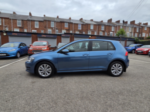 2014 Volkswagen Golf 1.6 Tdi Bluemotion Tech Se in Blue — image 6